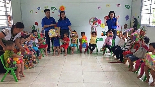 Các thành viên mô hình “nuôi em” tổ chức Trung thu cho các em nhỏ ở huyện miền núi Thạch Thành (Thanh Hóa).